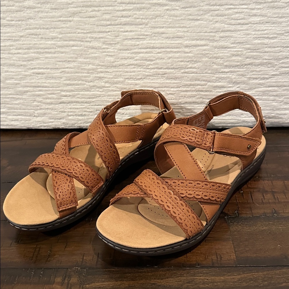 Clarks Women's Brown Strappy Sandals NIB - Picture 2 of 6